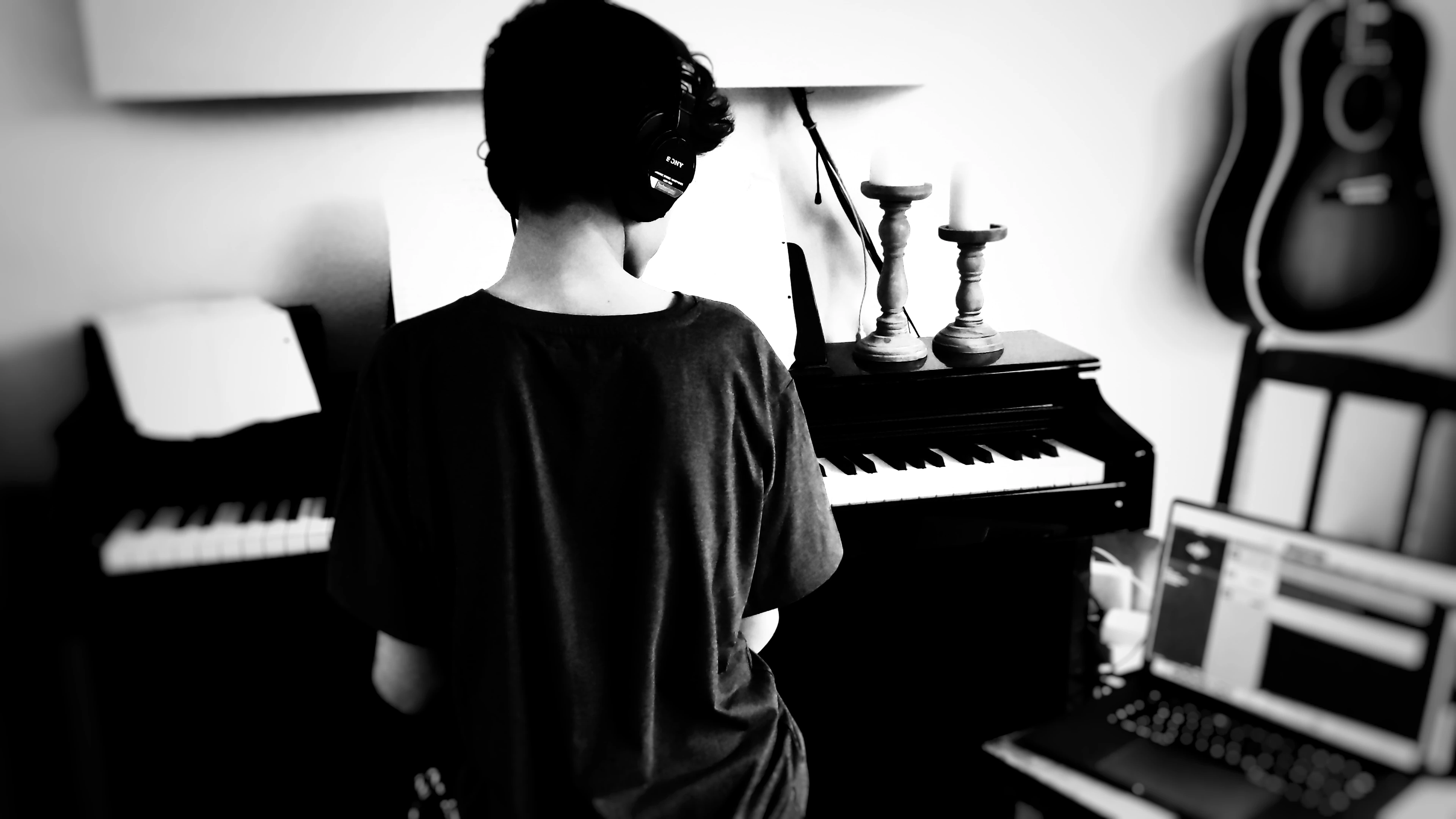 Linov sitzt am Klavier