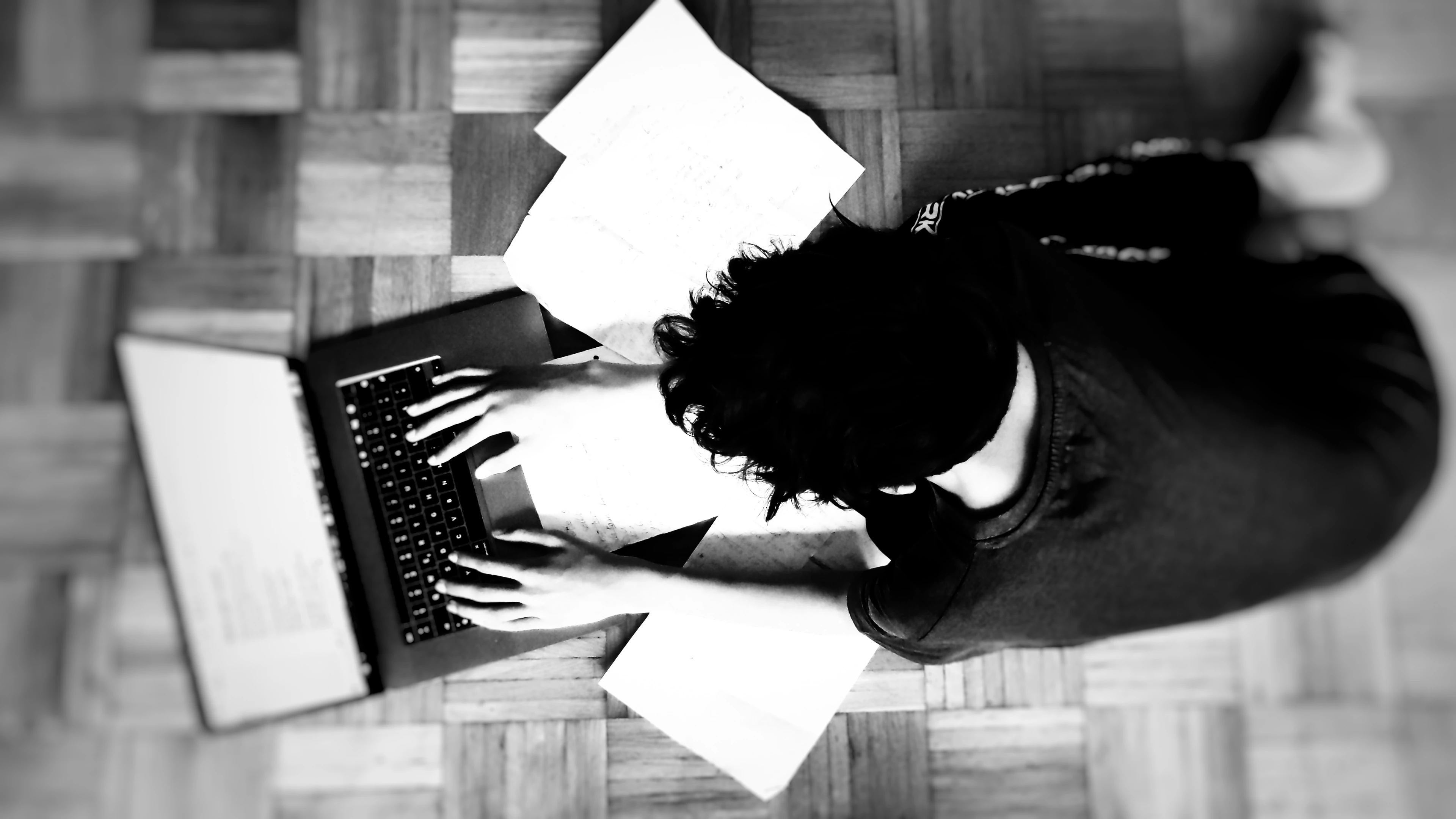 Linov schreibt einen Songtext am Laptop